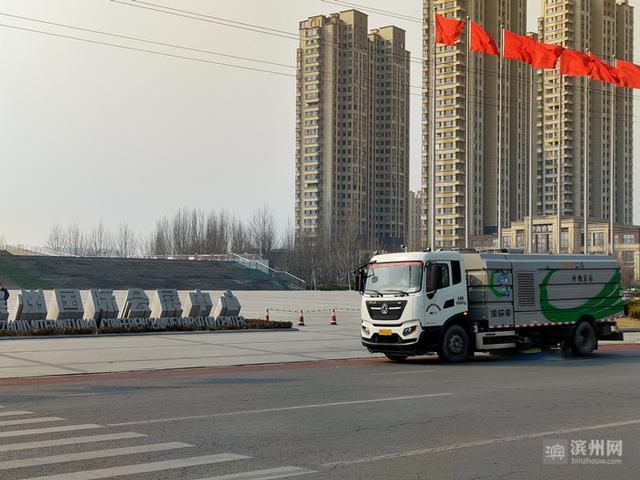 强化市主城区净化绿化亮化管理，为市
